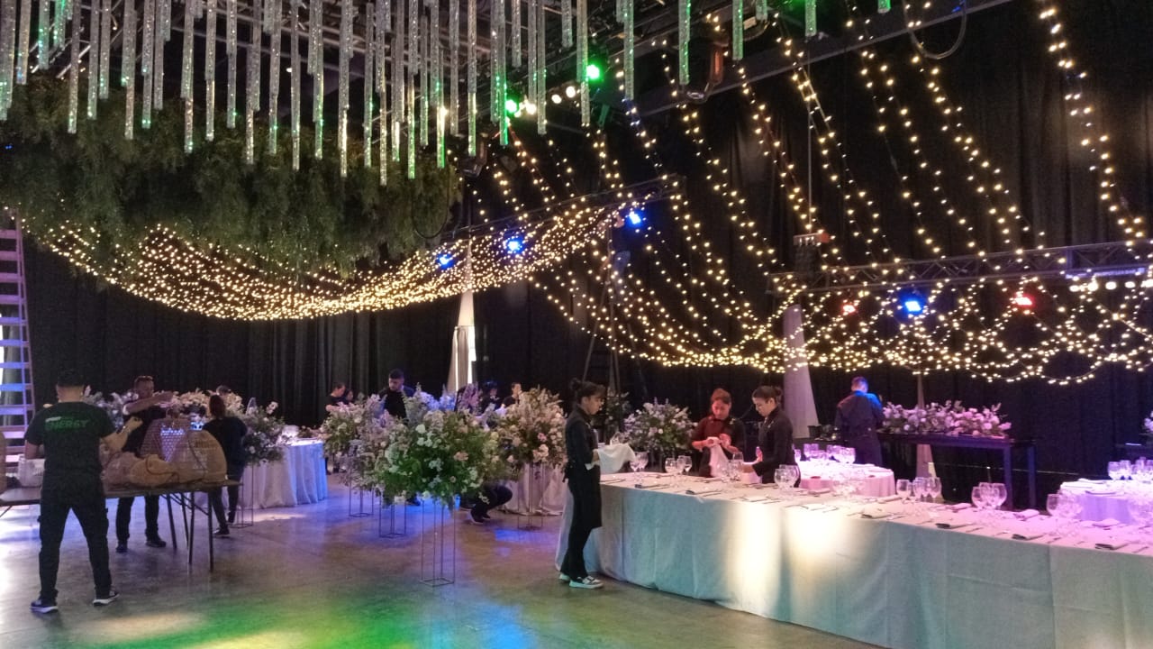 Ambientación textil integral con luces y mobiliario